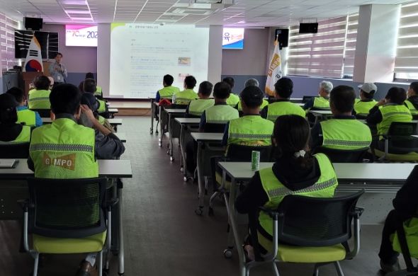 지난 12일과 16일 김포시 관내 동 지역 등 60여 명 환경미화원을 대상으로 실시한 안전교육.