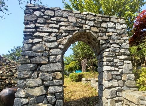 손불면 등남산 내 이팝공원과 팔각정