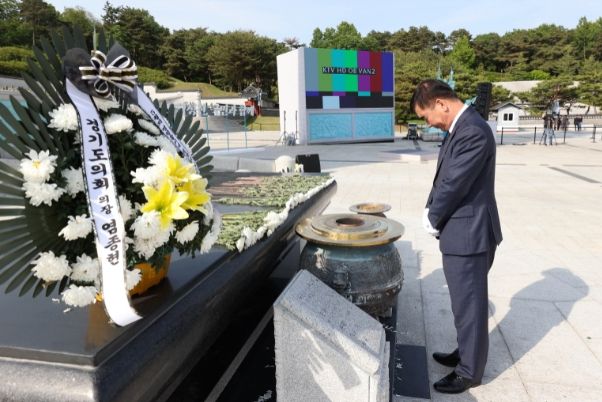 경기도의회 염종현 의장, 17일 '국립 5.18 민주묘지' 참배