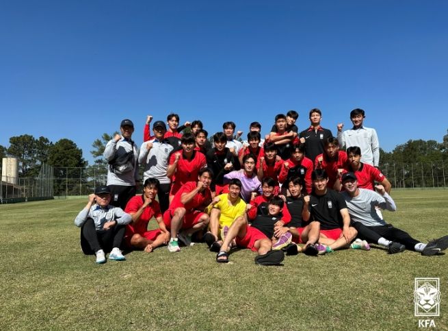 브라질 프로축구 팔메이라스의 U-20 팀과 연습경기를 마친 후 기념촬영하는 남자 U-20 대표팀.