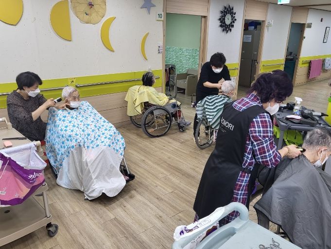 대한미용사회중앙회 안산지부, 요양원 어르신에 미용 봉사