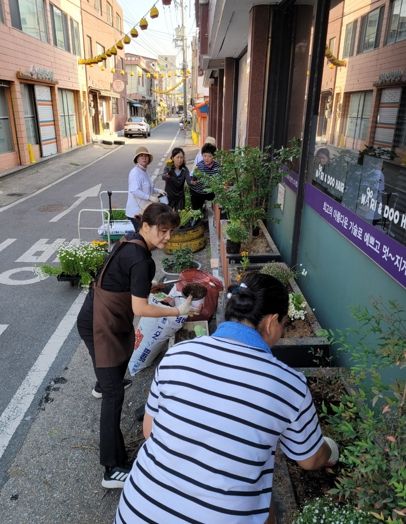 공주시, 원도심 상가 꽃으로 활기 ‘생생’