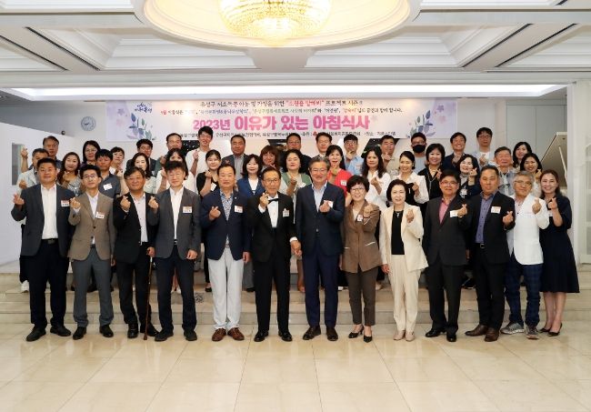 18일 계룡스파텔에서 5월의 이유가 있는 아침식사가 개최된 가운데, 정용래 유성구청장(첫 번째 줄, 가운데)과 참석자들이 기념촬영을 하고 있다