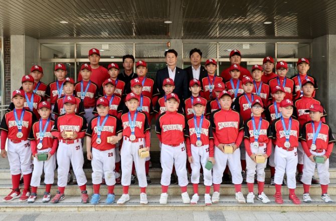 국유소년야구대회 준우승 신흥초 야구부 학생들과 대전시의회 이상래 의장