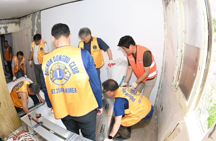 조용익 부천시장과 부천 동부라이온스클럽 집수리봉사단이 함께 구슬땀을 흘리며 집수리 활동을 펼쳤다