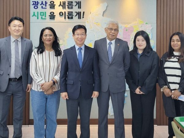 박병규 광산구청장(왼쪽에서 세 번째)이 지난 4월 동티므로 제5대 총선 행정 지원과 관련해 그레고리우 조제 다 콘세이상 페헤이라 드 소자 주한 동티모르 대사를 접견했다.