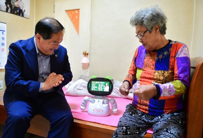 속초시, 홀로어르신을 위한 AI 돌봄 로봇 60대 배치 완료