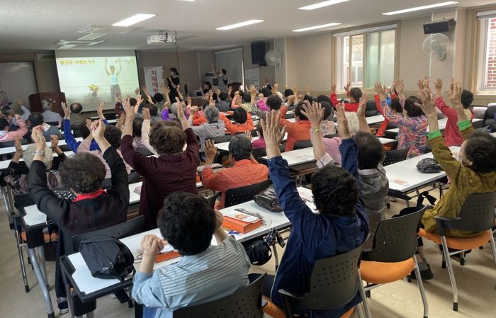 임천노인대학 어르신 대상 치매예방교육 현장