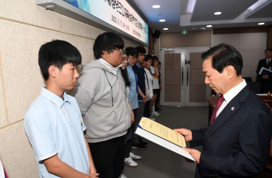 성낙인 창녕군수가 장학증서를 수여하고 있다.