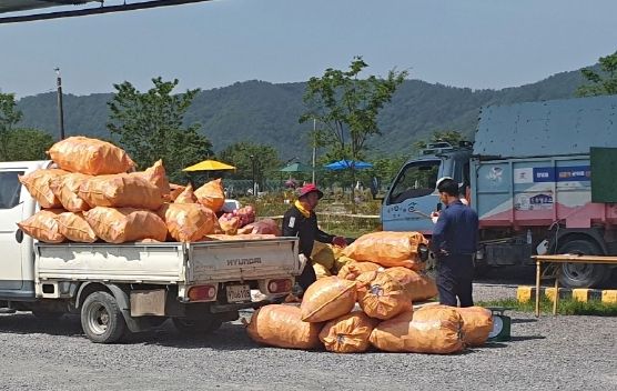 영농폐기물을 계근하고 있다.