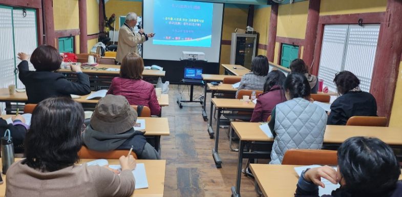 ‘궁금향교’ 프로그램. 김포향교 명륜당에서 조선의 유학, 석전 제례에 대해 강의 모습