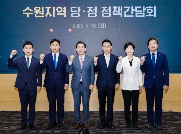 김승원 의원(오른쪽부터), 백혜련 의원, 박광온 의원, 이재준 수원시장, 김영진 의원, 이병진 민주당 수원시무 지역위원장 직무대행이 함께하고 있다.