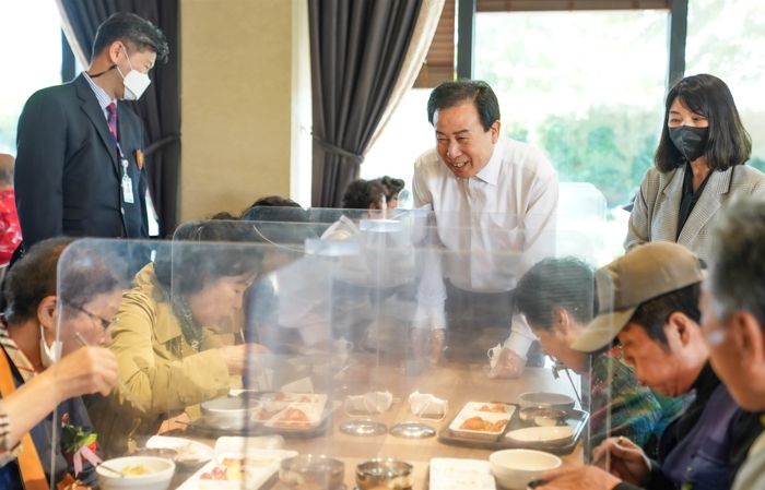 1. 박홍률 목포시장이 어르신들과 소통하며 맞춤형 복지를 실현하기 위해 힘쓰고 있다.