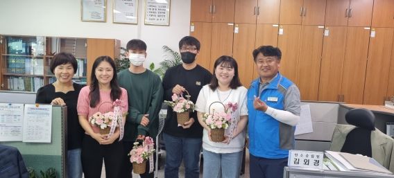 의성군청공무원노동조합, 새내기 공무원 시보해제 축하 꽃바구니 전달