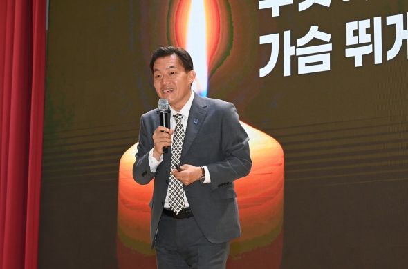 이재준 수원시장이 특강을 하고 있다.