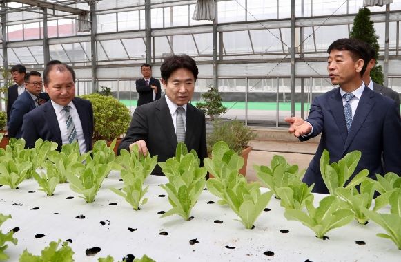 김대중 전라남도교육감이 5월 24일(수) 제52년차 전남FFK 전진대회가 열린 전남자연과학고등학교를 방문, 스마트팜 실습장을 둘러보고 있다.