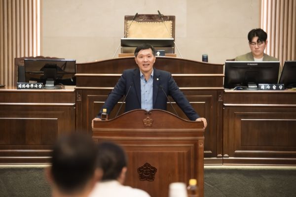 남양주시의회 본회의장에서 김현택 의장이 ‘의회 민주주의와 다수결의 원칙’을 주제로 휴먼북 독자들에게 강의하고 있다.