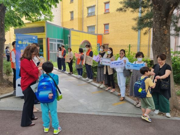 광명시 하안1동 주민자치회와 동 직원, 통장 등 20여 명은 24일 ‘탄소중립 실천 캠페인’을 펼쳤다