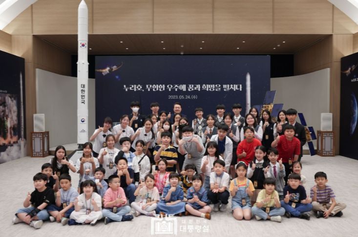 5월 24일 윤석열 대통령은 누리호 3차 발사를 함께 시청하기로 했던 초중고생들과 함께 대통령실을 둘러보며 대화의 시간을 가졌다