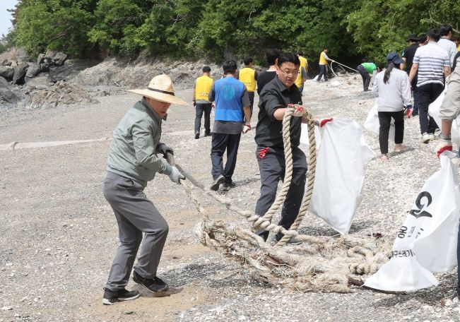 환경정화에 나서는 문경복 옹진군수