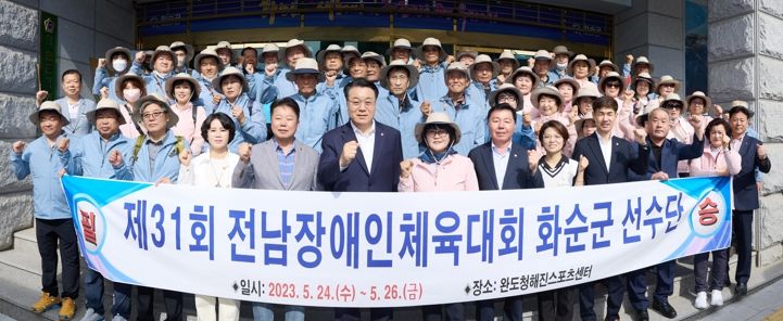 군청 민원실 앞에서 촬영한 격려 및 단체 기념 사진