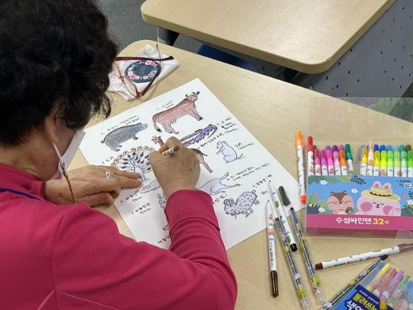 범물노인복지관에서 진행하는 ‘우리가 행복해지는 시간’ 이란 프로그램 참여자 모습