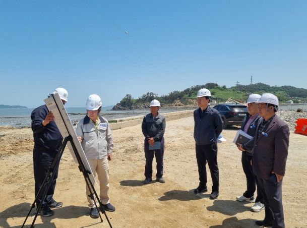 낙월면 도서지역 개발사업 현장점검하는 김정섭 영광부군수