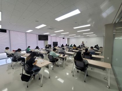 신안군 초등학교 6학년 학생들이 어학연수 선발시험(지필시험)을 치르고 있다.