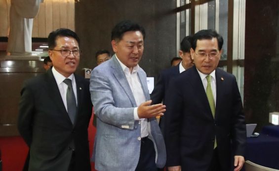 25일 국회 회의실에서 김관영 도지사와 신영대, 정운천 국회의원이 이창양 산업통상자원부 장관을 만나 새만금 이차전지 특화단지 지정을 공동 건의하고 있다