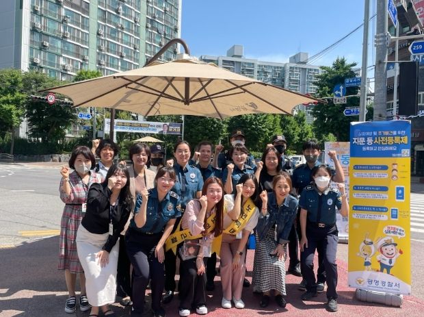 광명시 하안3동 행정복지센터는 가정의 달을 맞아 25일 가정폭력·노인학대 예방을 위한 연합 캠페인에 유관기관으로 참여했다.