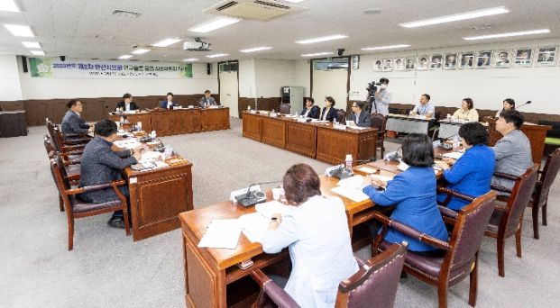 안산시의회가 25일 의회 대회의실에서 ‘2023년도 제2차 연구활동 운영 심의위원회’를 개최했다. 사진은 이날 심의위원회 중 한 장면