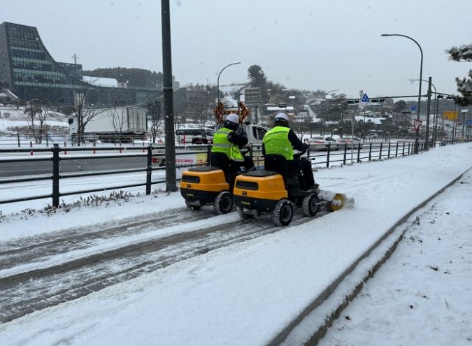 용인특례시청이 지난 겨울 진행한 인도제설작업 모습