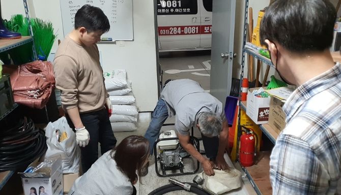 기흥구 관계자가 여름철 호우 피해에 대비해 수중펌프 및 양수기 등 수방 자재에 대한 점검을 하고 있다.