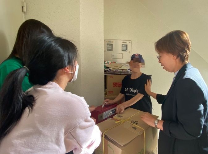 죽전1동 관계자들이 취약계층 이웃에 건강음료를 전달했다