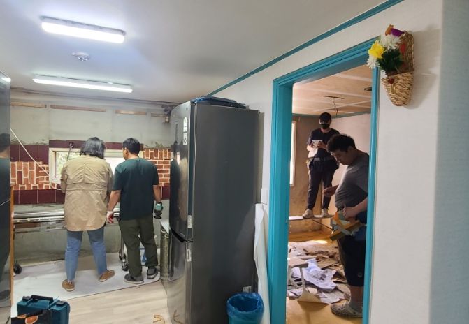 동백3동지역사회보장협의체가 25일 저소득 가정에 도배 및 싱크대 교체를 지원했다