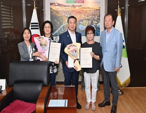 ‘검정고시 합격증서 수여’ 사진