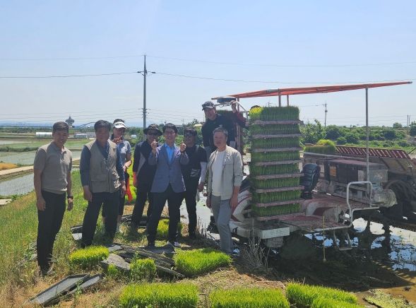 평택시 오성면 농업경영인회, 공동답 모내기 실시