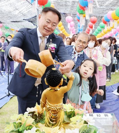 부처님오신날인 지난 27일 칠곡군 북삼읍 보현사에서 김재욱 칠곡군수와 한 어린이가 관불의식을 하며 부처님의 가르침을 되새겼다