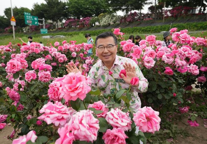 ‘2023 서울장미축제’에 참석한 류경기 중랑구청장