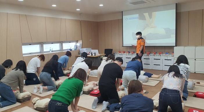 대구 동구청은 지난 5월 11일부터 25일까지 총 5회에 걸쳐 대구시민안전테마파크에서 직원들을 대상으로 심폐소생술 안전교육을 실시하였다.