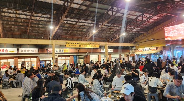 재창업 이후 활성화된 예산시장 모습