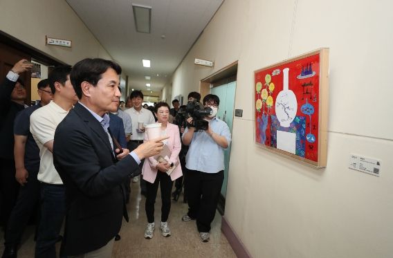 강원특별자치도 성공 출범 기념 “도청사가 갤러리로, 도지사는 큐레이터로 변신”