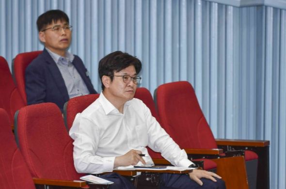 김병수 김포시장이 정보보안 및 개인정보보호 특별교육을 듣고 있다