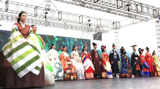 경남 2023하동세계차엑스포장에서 ‘한복 패션쇼’ 펼쳐져