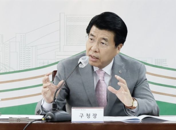 구민 삶의 질 향상을 위한 규제개혁을 추진 중인 서강석 송파구청장