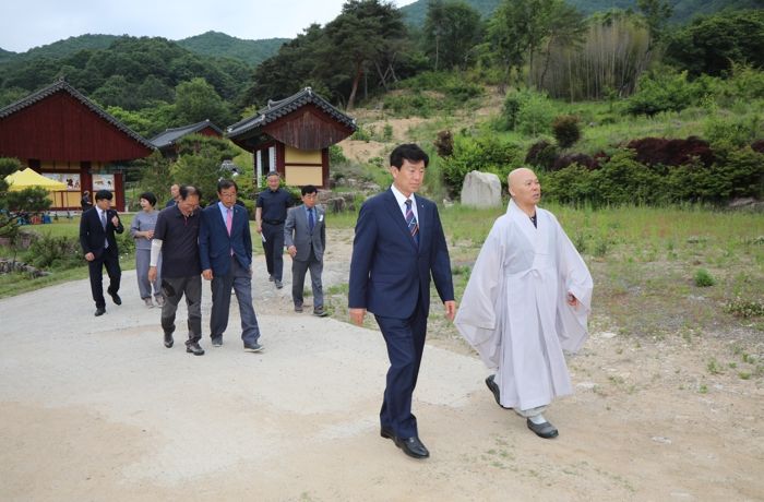 박범인 금산군수 부처님오신날 사찰 방문 모습