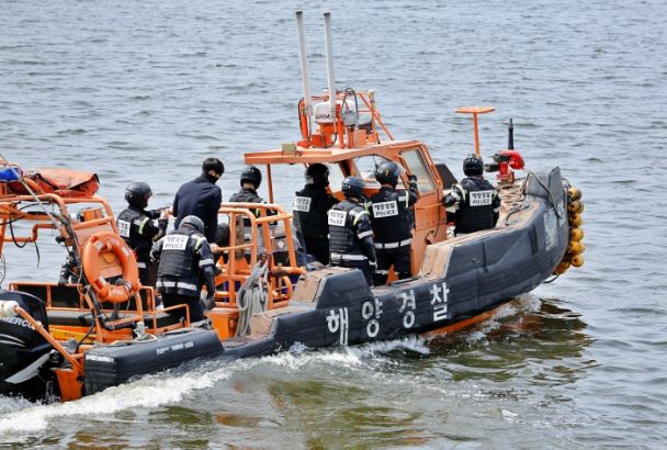 5월 25일 인천광역시 아라뱃길 정서진 인천터미널 앞 해상에서 실시된 중부지방해양경찰청 고속단정 역량 경연대회에 참가한 고속단정이 평가를 받고 있다