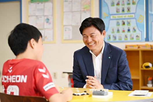 조용익 부천시장이 지난 5월 30일 상인초등학교 5학년 2반 ‘복사골 바둑교실’을 참관하며, 아이들과 격려와 소통을 나눴다.