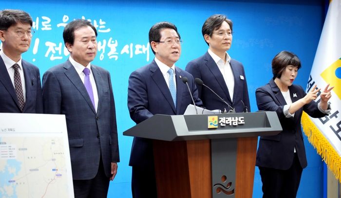 김영록 전라남도지사가 31일 도청 브리핑룸에서 ‘광주~영암·목포 아우토반, 대불산단대교 연결, 무안~남악~오룡을 잇는 트램 도입 등 전남 서남권 SOC 新 프로젝트를 발표하고 있다.