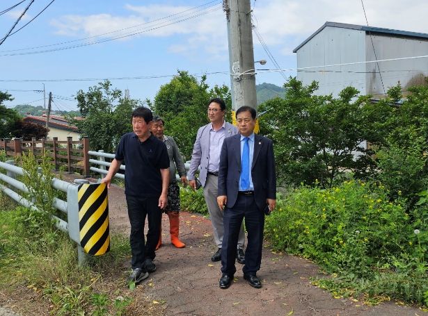 농업용수로 현장을 방문